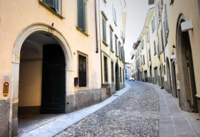 Joyful apartment in a building from the 1700s